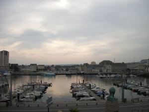 un groupe de bateaux amarrés dans un port dans l'établissement Le Grand Hotel, à Cherbourg en Cotentin