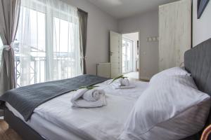 Кровать или кровати в номере Apartamenty Izerskie - ul. Zakopiańska 22