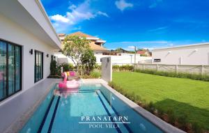 Bazén v ubytování Pranatarn Pool Villa Beach Night Cottage nebo v jeho okolí