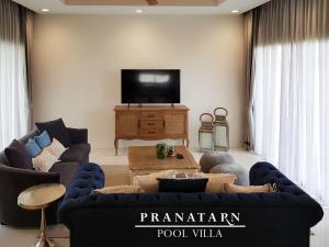 TV a/nebo společenská místnost v ubytování Pranatarn Pool Villa Beach Night Cottage