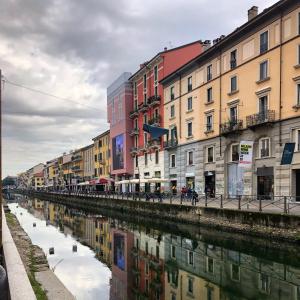 uma linha de edifícios junto a um rio em Casale 7- Navigli Cozy Studio x2! Self Check-In em Milão