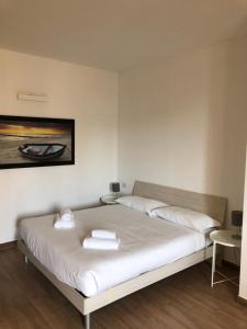 Un dormitorio con una cama con toallas. en Casale 7- Navigli Cozy Studio perfect x2!, en Milán