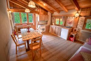 una cocina con mesa y sillas en una cabaña en Mas Antico Molino en Livo