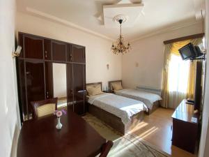 Postel nebo postele na pokoji v ubytování Christy Hotel