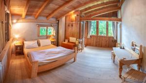 1 dormitorio con 1 cama en una habitación con techos de madera en Mas Antico Molino en Livo