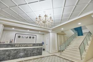 a large lobby with a chandelier and a staircase at BAL Tabassum Hotel in Toshloq