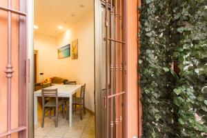 ein Esszimmer mit einem Tisch und einer Pflanze in der Unterkunft Piazza Bengasi Cozy Apartment in Turin
