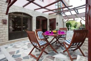 d'une terrasse avec une table et des chaises en bois. dans l'établissement Apartments Cetina, à Split