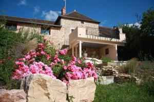 a house with pink flowers in front of it at La Maison de la Colline in Vers