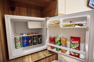ein offener Kühlschrank voller Getränke und Limonade in der Unterkunft BAL Tabassum Hotel in Toshloq