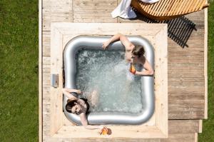 dos jóvenes en una piscina en Berry House en Vigolo Vattaro