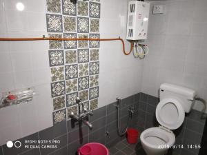 萨塔拉Vamoose Annai Shristhi的带厕所和淋浴的小浴室