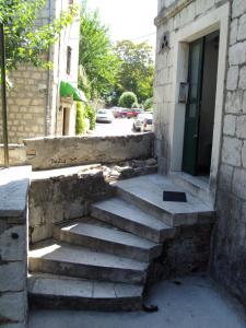 eine Steintreppe, die zu einem Gebäude führt in der Unterkunft Studio Apartment Sretna in Split