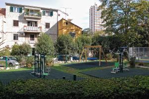 einen Park mit Spielplatz mit Schaukel in der Unterkunft Studio Apartment Sretna in Split