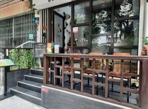 Un restaurante con un banco afuera de un edificio. en Great House 99, en Bangkok