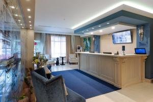 a waiting room with a bar in a dental office at Kulibin Park Hotel & SPA in Nizhny Novgorod