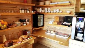 Liézey的住宿－利澤客棧，一间带木墙的厨房和一个带食品的柜台