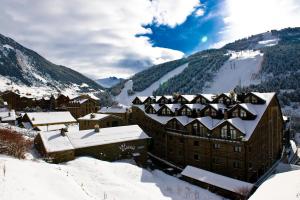 un complexe dans les montagnes couvertes de neige dans l'établissement Hotel Himàlaia Soldeu, à Soldeu