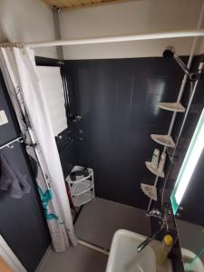 bagno con lavandino e parete nera di Cozy apartment in the center a Rovaniemi