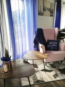 ein Wohnzimmer mit einem Sofa und 2 Tischen in der Unterkunft Apartamenty GÓRSKA MILA APARTZAKOP in Zakopane