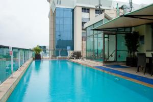 ein großer blauer Swimmingpool auf dem Dach eines Gebäudes in der Unterkunft The Central Park in Pune