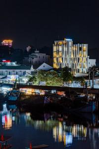 Un grand bâtiment est éclairé la nuit. dans l'établissement The Empire Hotel, à Duong Dong