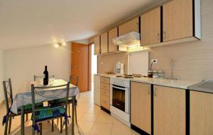 una cocina con barra y una mesa con una botella de vino en Apartments Irene, en Grožnjan