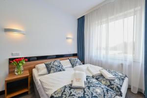 um quarto de hotel com uma cama e uma janela em Hotel Terminal em Gorzów Wielkopolski