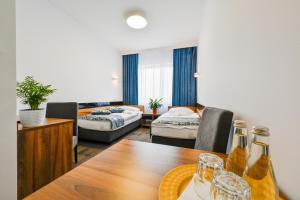 Habitación con mesa de comedor y sala de estar. en Hotel Terminal, en Gorzów Wielkopolski