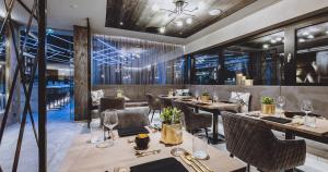 A restaurant or other place to eat at GLEMM by AvenidA Superior Hotel & Residences
