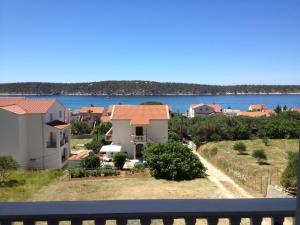 Barbat na RabuにあるApartments4u - Otok Rabの水辺の景色が見える家