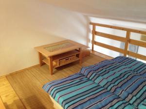 Barbat na RabuにあるApartments4u - Otok Rabのベッド1台(テーブル付)