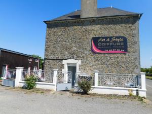 ein Gebäude mit einem Schild an der Seite in der Unterkunft Gîte de la Nouasse in Québriac