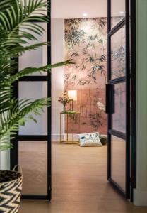 una camera con una parete di carta da parati con una pianta di AlohaMundi ARENAL a Siviglia