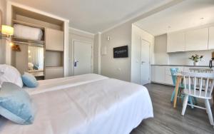 Säng eller sängar i ett rum på Agua Hotels Alvor Jardim