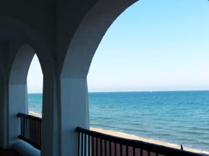 een uitzicht op de oceaan vanuit een gebouw bij Hotel Le Dune in Sabaudia