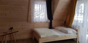 Ένα ή περισσότερα κρεβάτια σε δωμάτιο στο Domki U Hani