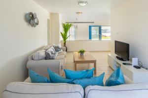 Una sala de estar con dos sofás y un televisor. en Infinity Villa, en Protaras