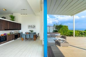 cocina y sala de estar con vistas al océano en Infinity Villa, en Protaras