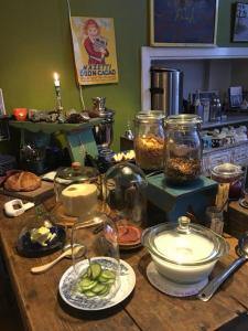 a kitchen counter with food on a wooden table at Baggå Skola BnB & Café in Skinnskatteberg