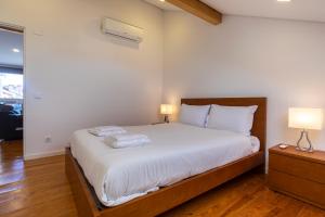 een slaapkamer met een bed met 2 kussens erop bij Classy Two Bedroom View in Lissabon