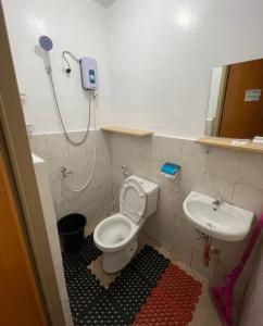 uma casa de banho com um WC e um lavatório em JT RESIDENCES QC SANITIZE GAMES FIBER INTERNET NETFLIX THOUSAND CABLE TV em Manila