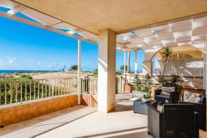 balcón con vistas al océano en Casa vacanze al mare, en Scicli