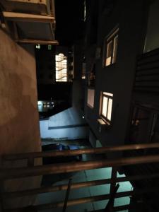 Una vista aérea de una escalera en un edificio. en Centar Stan na dan sa besplatnim parkingom, en Novi Sad