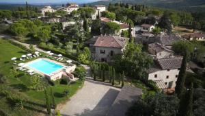 an aerial view of a villa with a swimming pool at Casa Isabella in Gaiole in Chianti