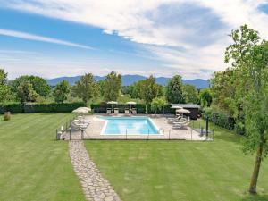 an image of a yard with a swimming pool at Il Tiglio in Orvieto