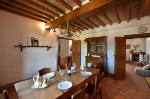 ガイオーレ・イン・キアンティにあるMastro 3の大きな木製のテーブルと椅子のあるダイニングルーム