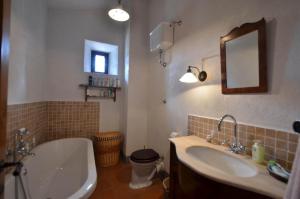 ガイオーレ・イン・キアンティにあるMastro 3の浴槽、洗面台、鏡のあるバスルーム +28枚の写真