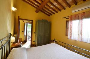 a bedroom with a bed in a room at Il Mandorlo in Orvieto