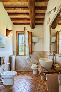 a bathroom with a tub and a sink and a toilet at Agriturismo Lunadoro in Monticchiello